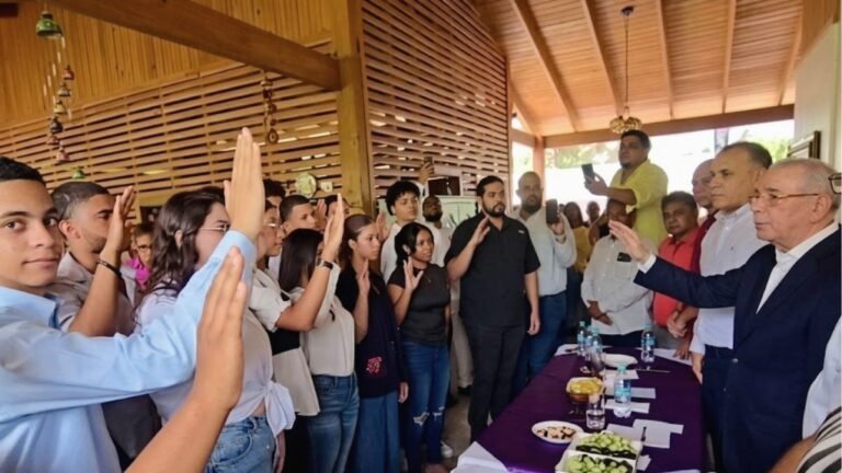PLD incorpora a decenas de jóvenes al movimiento “Primeros Votantes” en Hermanas Mirabal
