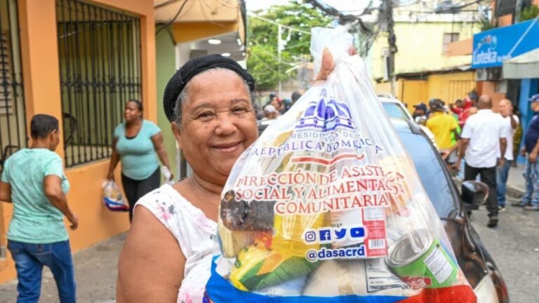 Gobierno impacta a miles de familias de Samaná con inversión de RD$15.8 millones en asistencia social y mejoramiento habitacional a través de DASAC
