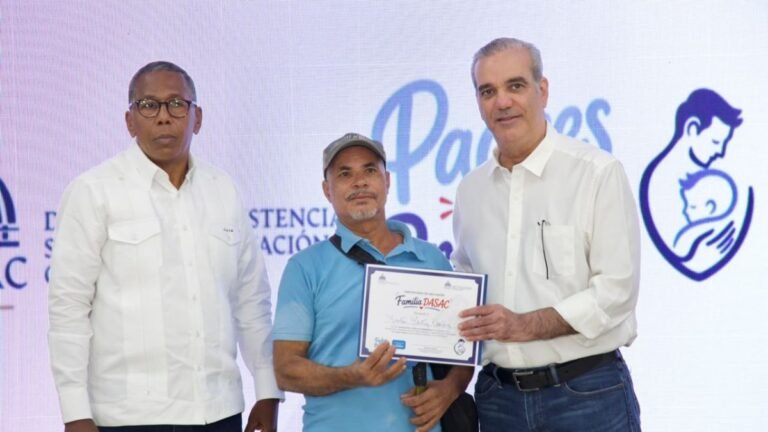 Presidente Abinader encabeza reconocimiento a miles de padres dominicanos en jornada de DASAC “Padres que Protegen”